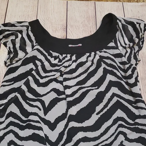 Women’s Zebra Print Three Pink Hearts Shirt 🖤 Size XL - Picture 2 of 9